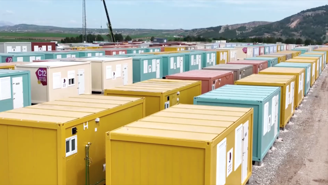 Katar'dan gönderilen konteynerler kuruluyor